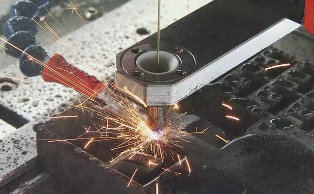 电火花加工原理是什么？5大核心步骤解析