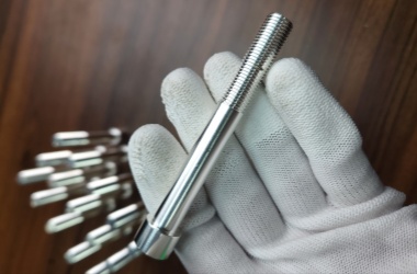 细长手腕支架加工：两端φ11轴孔相距130mm，同轴差一点手腕就偏转