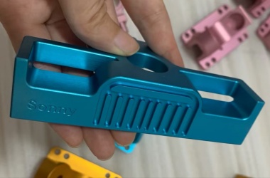 细长手腕支架加工：两端φ11轴孔相距130mm，同轴差一点手腕就偏转