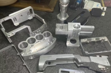 细长手腕支架加工：两端φ11轴孔相距130mm，同轴差一点手腕就偏转